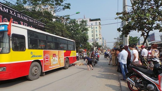 Nữ[-]nhà[-]báo[-]Đài[-]tiếng[-]nói[-]Việt[-]Nam[-]bị[-]xe[-]buýt[-]cán[-]chết